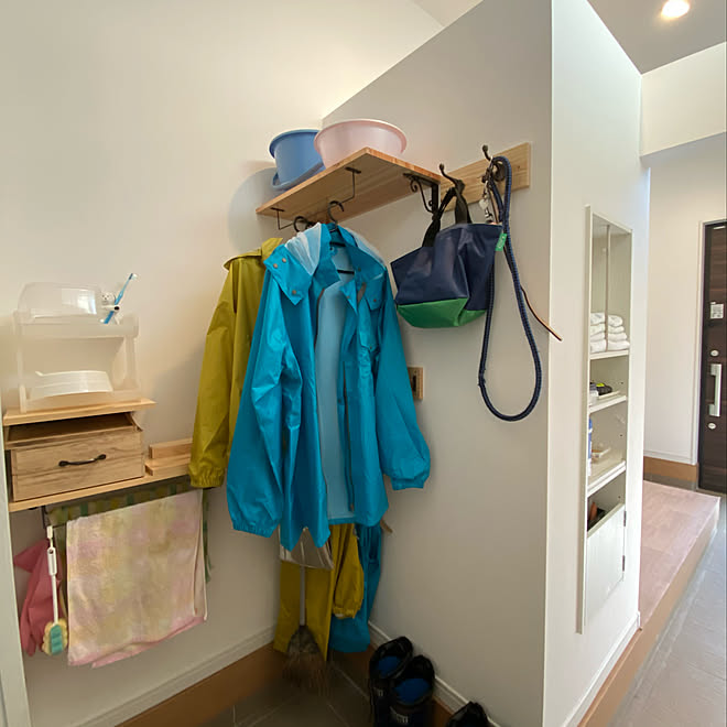 おうち時間 犬のいる暮らし セリアのアイアンバー 棚受けアイアン カインズの杉合板の化粧板 などのインテリア実例 21 01 10 12 12 06 Roomclip ルームクリップ