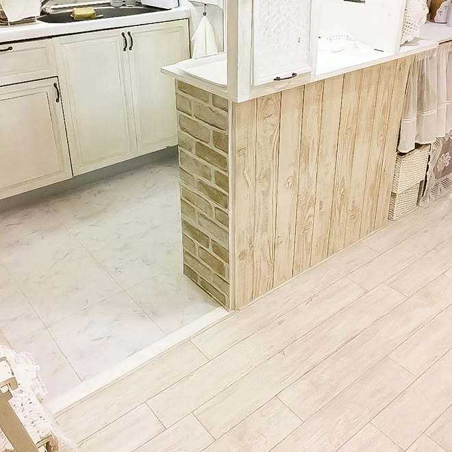 カフェ風キッチン 白い床 フローリングdiy ホワイトインテリア クッションフロア などのインテリア実例 09 09 00 14 33 Roomclip ルームクリップ