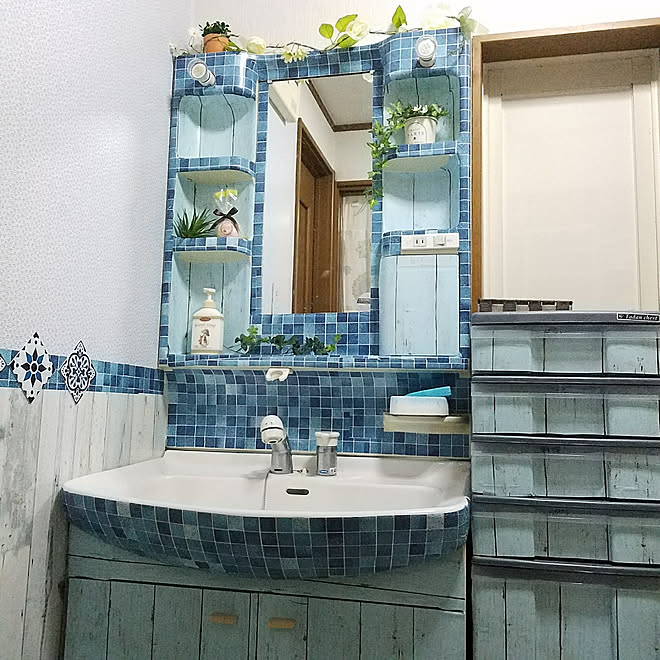 バス トイレ 100均大好き セリアタイルシール セリア小花柄リメイクシート セリア木目調リメイクシート などのインテリア実例 17 10 29 16 45 21 Roomclip ルームクリップ