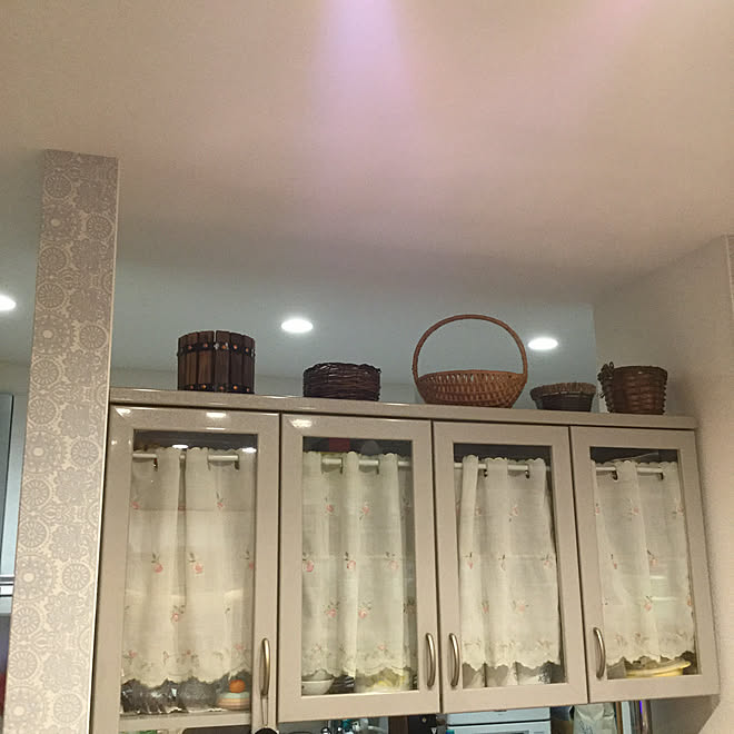 使ってないカゴを並べてみた カフェカーテンで目隠し どうしたらオシャレな部屋になるのか 並べただけ 食器棚の上 などのインテリア実例 03 25 09 52 48 Roomclip ルームクリップ