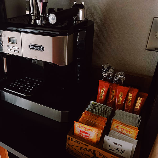 ドリンクバーコーナー/キッチンボード/賃貸でも楽しく♪/映画のインテリアに憧れる/コーヒーグラインダー&hellip;などのインテリア実例 2020