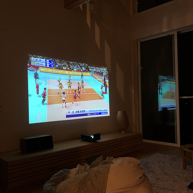 超単焦点プロジェクター プロジェクター テレビボード ひとをダメにするソファ リビングのインテリア実例 19 09 24 19 43 02 Roomclip ルームクリップ