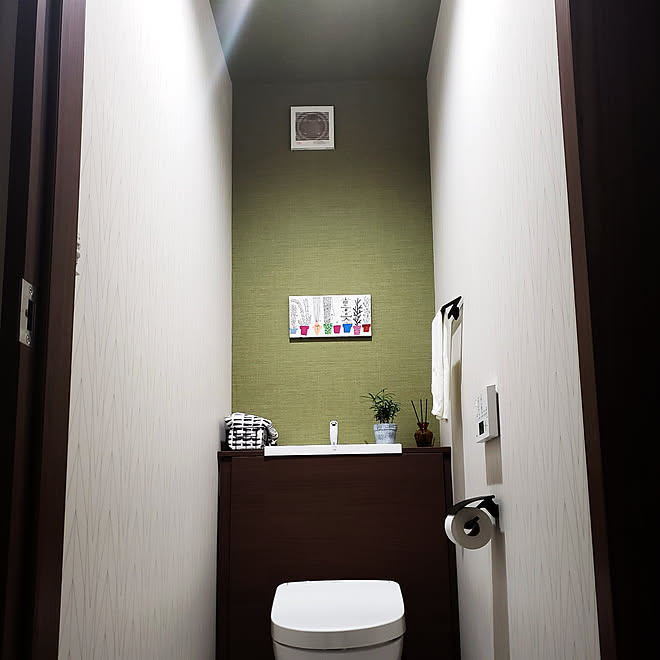 バス トイレ アクセントクロス 緑のクロス 狭小住宅を楽しむ Totoトイレ などのインテリア実例 07 31 13 19 Roomclip ルームクリップ