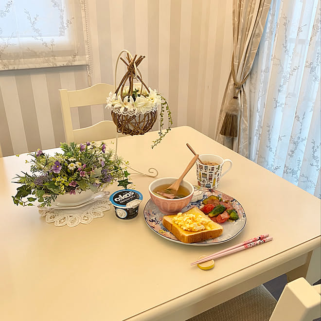 ダイニング ダイニングテーブル 花のある暮らし ローラアシュレイ 壁紙 などのインテリア実例 03 17 39 15 Roomclip ルームクリップ