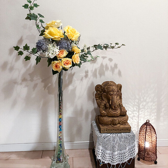 玄関 入り口 風水 ガラスの花瓶 フェイクフラワー ガネーシャの石像のインテリア実例 18 11 11 16 48 07 Roomclip ルームクリップ