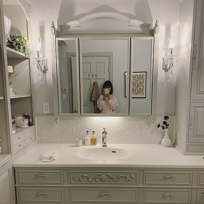 三面鏡裏収納 造作洗面台 輸入住宅 輸入住宅インテリア 海外風インテリア などのインテリア実例 21 02 06 01 32 06 Roomclip ルームクリップ