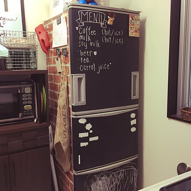 キッチン 黒板塗料 冷蔵庫リメイク 3コインズ フライングタイガー などのインテリア実例 16 10 11 07 23 01 Roomclip ルームクリップ