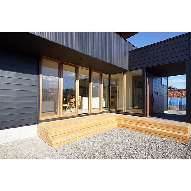 エコアコールウッド ウッドデッキ リクシル玄関ドア 黒 外壁 などのインテリア実例 12 27 19 32 49 Roomclip ルームクリップ