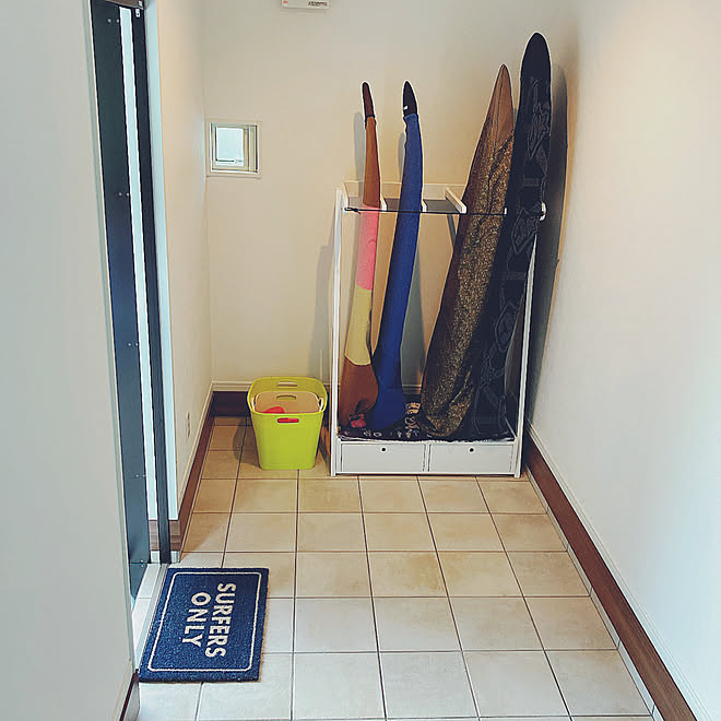 玄関土間 サーフボードラックdiy 名古屋モザイクタイル Lixil窓 玄関 入り口のインテリア実例 05 08 23 41 57 Roomclip ルームクリップ