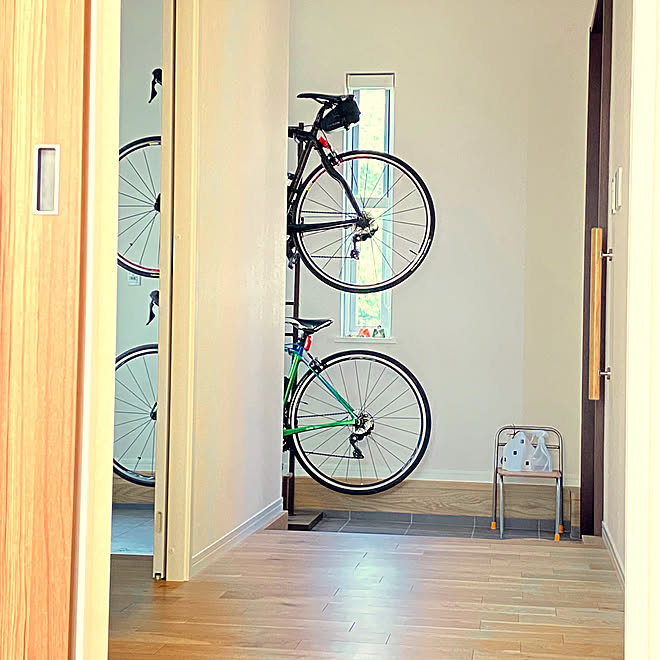 二人暮らし 自転車壁掛け 趣味を楽しむ ロードバイク スタンド ロードバイク 収納 などのインテリア実例 22 03 14 16 46 43 Roomclip ルームクリップ