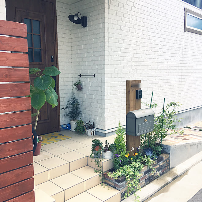 Lixil玄関ドア センサーライト レンガの花壇 ウッドフェンス 玄関タイル などのインテリア実例 19 06 13 13 14 Roomclip ルームクリップ