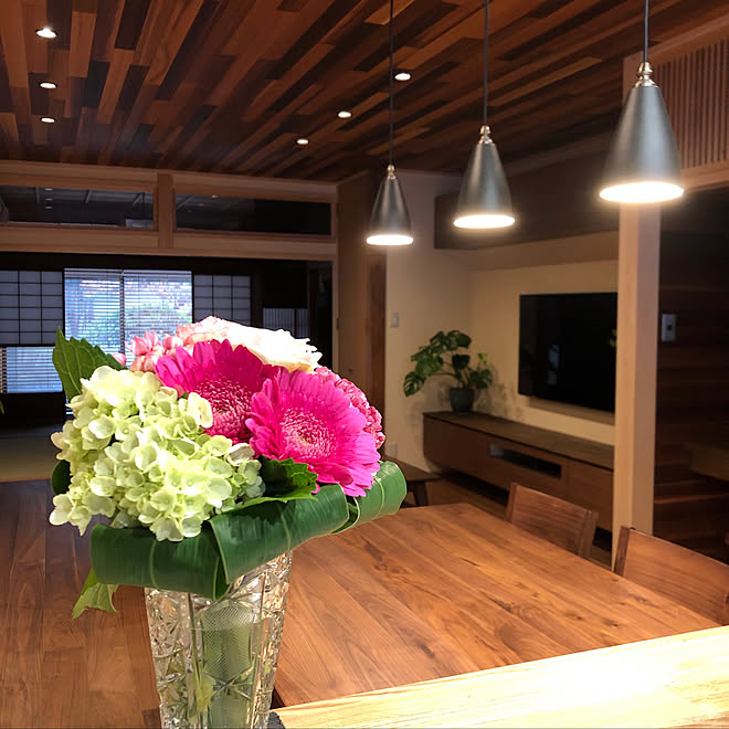 紫陽花 花束のプレゼント 木の家 観葉植物 ペンダントライト 黒 などのインテリア実例 19 06 18 08 34 41 Roomclip ルームクリップ