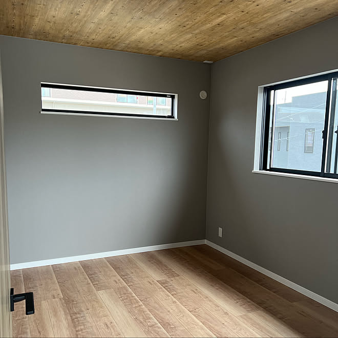 ベッドルーム グレー壁紙 グレーの壁紙 グレークロス 天井 木目クロス などのインテリア実例 22 10 13 00 29 06 Roomclip ルームクリップ