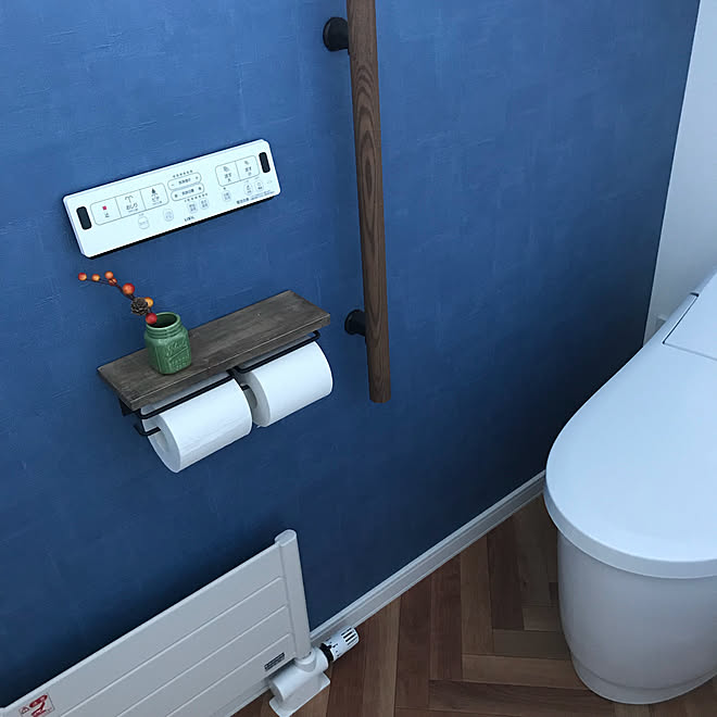 バス トイレ 青い壁紙 トイレットペーパーホルダー アクセントクロス クッションフロア などのインテリア実例 18 01 13 18 44 41 Roomclip ルームクリップ バス トイレ 青い壁紙 トイレットペーパーホルダー アクセントクロス クッションフロア などのインテリア実例 18 01 13 18 44 41 Roomclip ルームクリップ