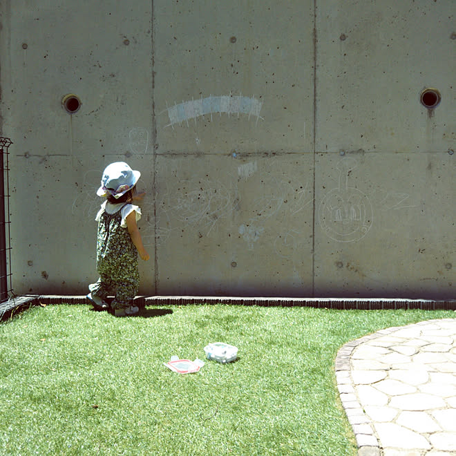 玄関 入り口 擁壁 チョークで落書き 人工芝 人工芝の庭のインテリア実例 05 30 11 43 31 Roomclip ルームクリップ