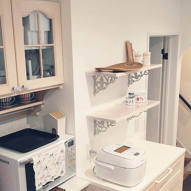 キッチン ウッドワン アイボリーのカップボード メラミンカウンター ブラケット棚 などのインテリア実例 04 28 08 22 Roomclip ルームクリップ