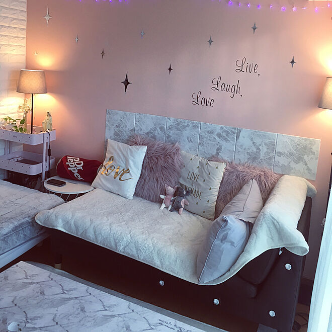 Landskrona ダイソークッションシート大理石柄 ピンクの壁 Ikeaの寝椅子 ソファー大好き などのインテリア実例 19 03 12 12 02 22 Roomclip ルームクリップ