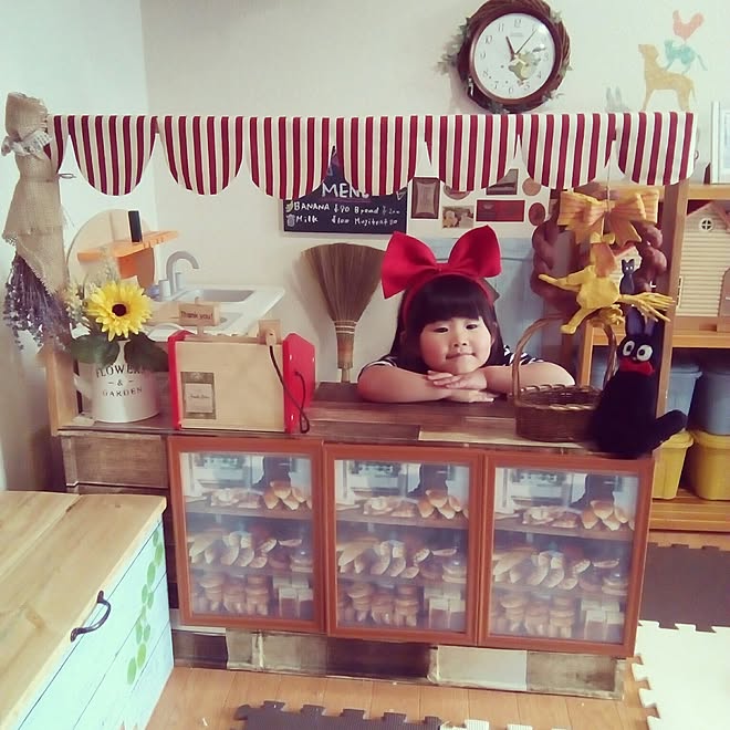 子供部屋 魔女の宅急便 パン屋風 カフェカウンター風 カラーボックス などのインテリア実例 17 01 21 13 30 36 Roomclip ルームクリップ