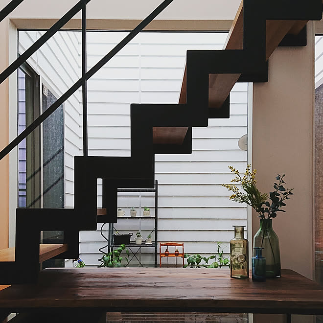 玄関 入り口 中庭 鉄骨階段 観葉植物 縁側ウッドデッキ などのインテリア実例 06 18 16 13 32 Roomclip ルームクリップ