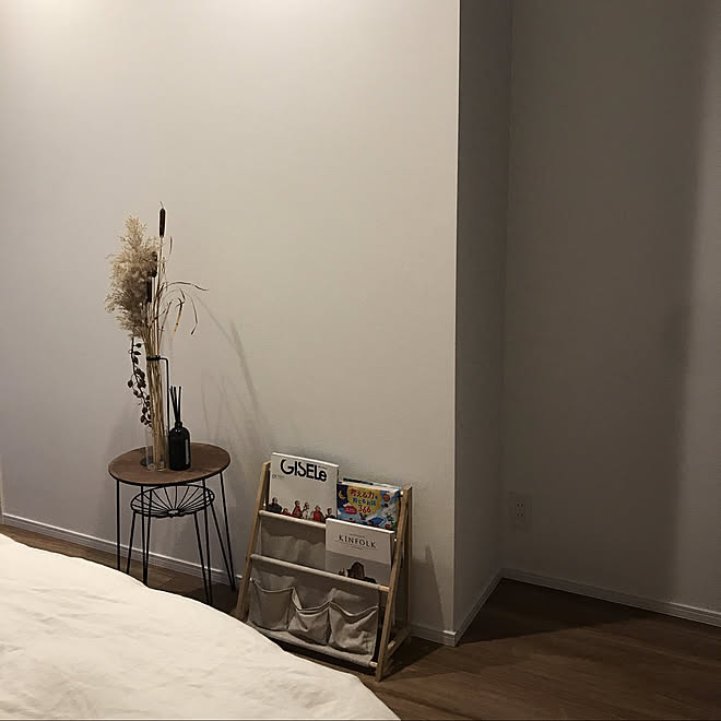 サイドテーブル ベッドルーム サリュー ドライフラワー ベッド周りのインテリア実例 05 27 54 17 Roomclip ルームクリップ