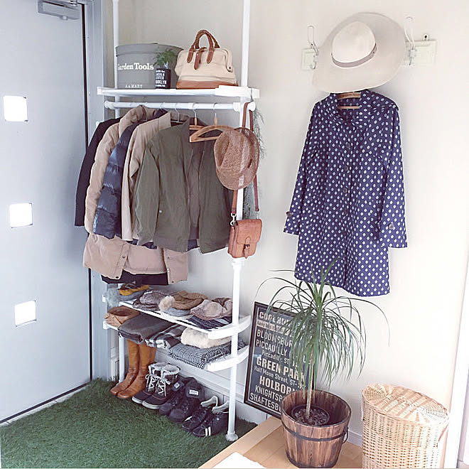 玄関 入り口 ディスプレイラック 玄関収納 頑丈つっぱりラック 山善 などのインテリア実例 18 01 18 39 Roomclip ルームクリップ