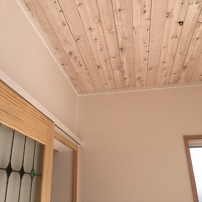 玄関 入り口 天井木目調壁紙 塗り壁風クロス ウッドワン建具 ウッドワンドア などのインテリア実例 17 02 26 16 48 48 Roomclip ルームクリップ