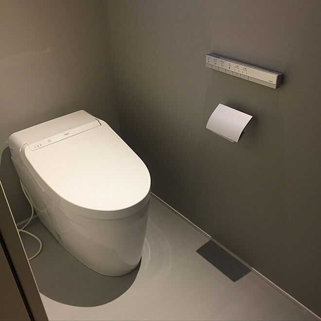 グレーの床 トイレットペーパーホルダー トイレ グレーの壁 バス トイレのインテリア実例 19 06 10 09 15 56 Roomclip ルームクリップ