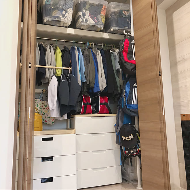 三兄弟 子供服収納 マンション つっぱりポールハンガー クローゼット などのインテリア実例 18 04 06 15 37 43 Roomclip ルームクリップ