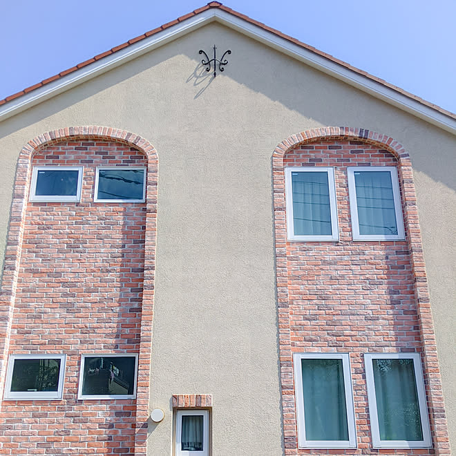 玄関 入り口 南欧風 南欧風外観 花のある暮らし レンガ壁 などのインテリア実例 04 02 14 41 46 Roomclip ルームクリップ