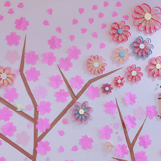 折り紙 桜飾り 画用紙で作る花 ﾟ 壁面ディスプレイ 職場の壁です などのインテリア実例 21 03 29 19 57 45 Roomclip ルームクリップ