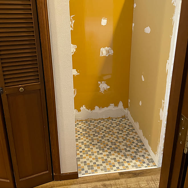 アクセントクロス ブルーグレー 2 4材 吹き抜けリビング 壁をつくる 壁紙道場 などのインテリア実例 21 10 04 18 31 45 Roomclip ルームクリップ