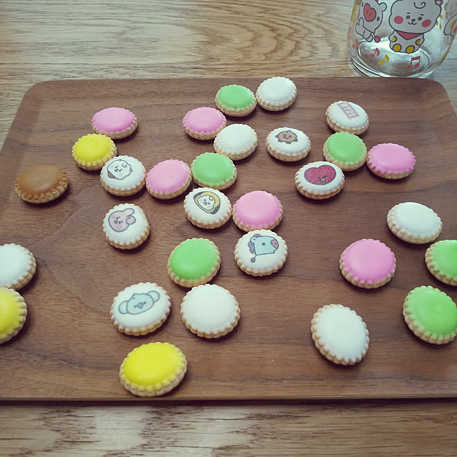 机 Bts Bt21 韓国インテリア取り入れたい アベイル などのインテリア実例 21 12 31 09 51 22 Roomclip ルームクリップ