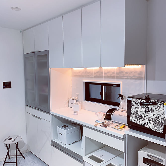 無い方がよかったかも 笑 間接照明 Ikea ホワイトキッチン カップボード などのインテリア実例 01 06 13 18 41 Roomclip ルームクリップ