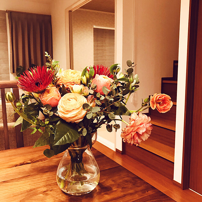 リビング階段 花のある暮らし ウォールナット ガラス花器 花束を飾る などのインテリア実例 04 01 41 49 Roomclip ルームクリップ