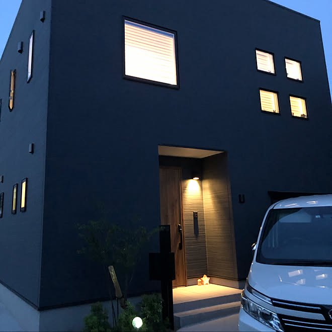 連投失礼します 4つ窓 窓からの光 外観夜 玄関 入り口 などのインテリア実例 05 22 25 11 Roomclip ルームクリップ