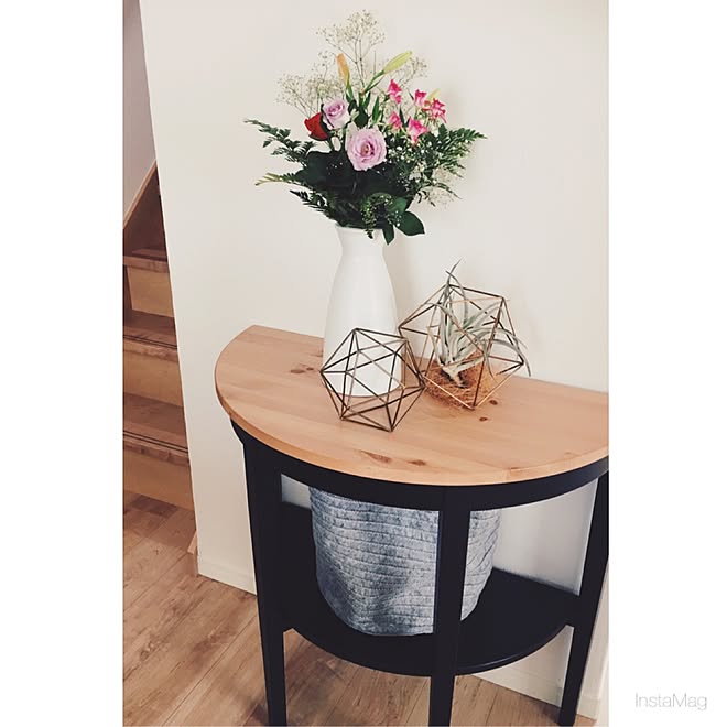 リビング バスケットはスタジオクリップ 花瓶はニトリ 花を飾る コンソールテーブル などのインテリア実例 16 09 17 10 26 47 Roomclip ルームクリップ