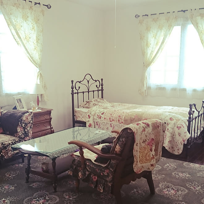 ベッド周り イギリスアンティーク シルバニアの家に憧れて アイアンベッド 英国好き などのインテリア実例 17 08 01 07 06 04 Roomclip ルームクリップ