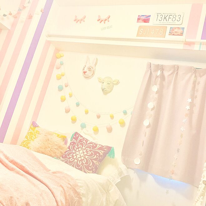 ベッド周り ポストカードディスプレイ ピンクインテリア ピンクの壁紙