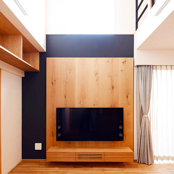 壁 天井 テレビボード 壁掛けテレビ Unico カーテン 吹き抜けリビング などのインテリア実例 18 02 23 01 48 59 Roomclip ルームクリップ