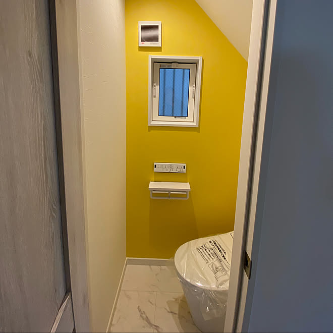 シンコールクロス シンコール壁紙 アクセントクロス イエロー トイレ 西海岸風 などのインテリア実例 22 03 17 23 58 33 Roomclip ルームクリップ