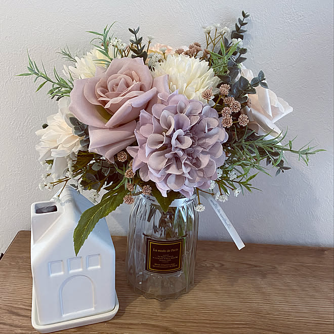 ダイソーの花瓶 ディスプレイスペース 陶器の加湿器 ダイソー フラワーベース などのインテリア実例 21 12 31 15 52 52 Roomclip ルームクリップ