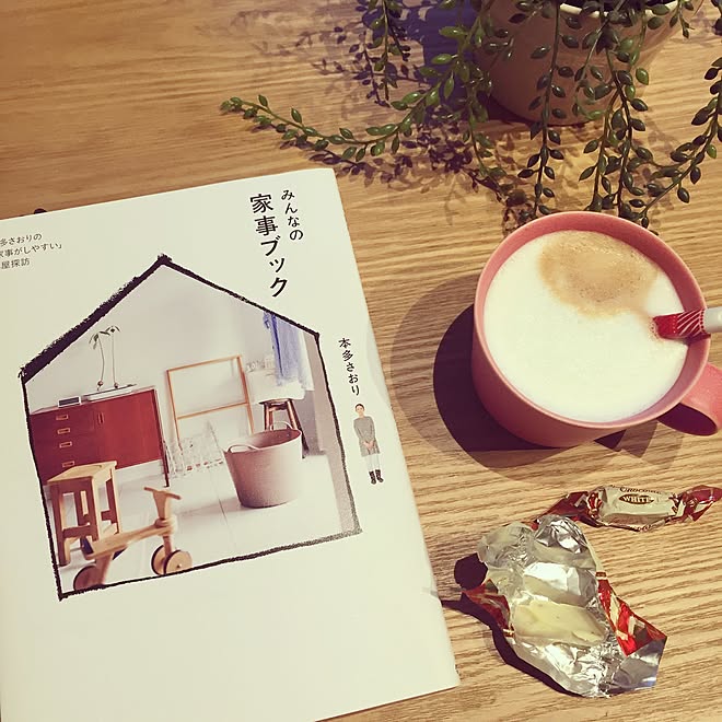 机 イイホシユミコ 本多さおり 愛読書 マグカップ などのインテリア実例 16 02 13 01 11 Roomclip ルームクリップ