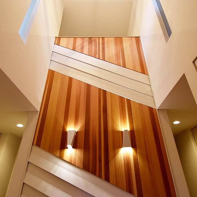 吹き抜け 玄関ホール エバールーフ ブラケットライト レッドシダー などのインテリア実例 08 18 12 29 39 Roomclip ルームクリップ