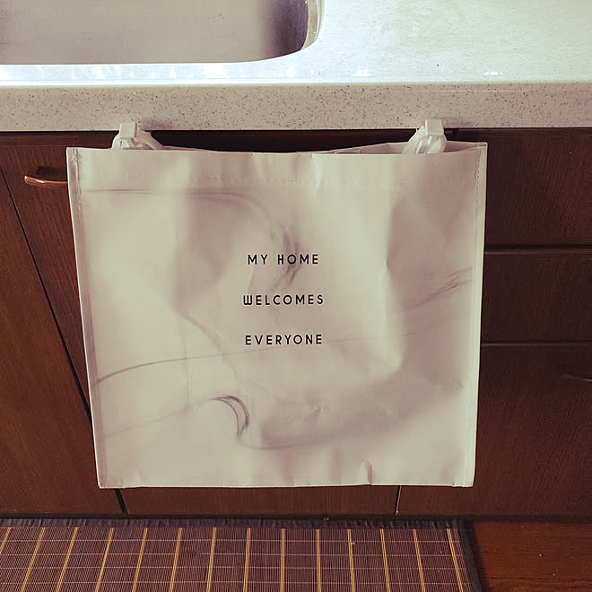 キッチン ゴミ箱 ごみ袋隠し もともとはエコバッグ 笑 ゴミ袋のインテリア実例 05 28 07 08 23 Roomclip ルームクリップ