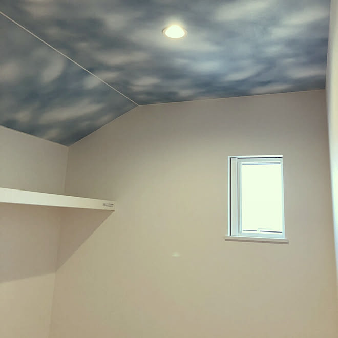 壁 天井 納戸 アクセントクロス 天井アクセントクロス 青空 などのインテリア実例 17 12 17 23 59 44 Roomclip ルームクリップ