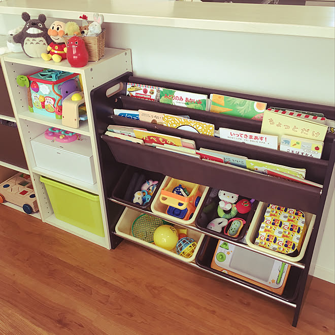 カウンターテーブル下 自分でお片付け 2歳児 絵本ラック おもちゃ収納 などのインテリア実例 19 11 01 13 42 26 Roomclip ルームクリップ