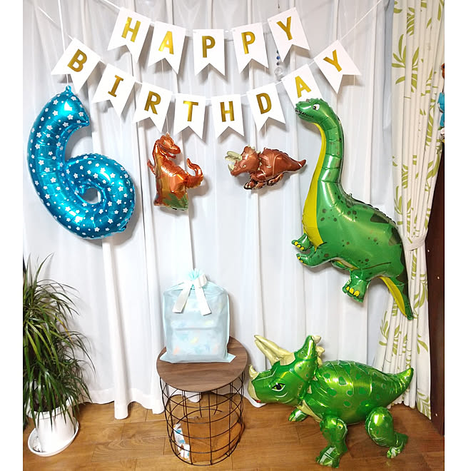 壁 天井 誕生日飾り付け 誕生日 恐竜 恐竜バルーン などのインテリア実例 21 10 17 01 26 00 Roomclip ルームクリップ