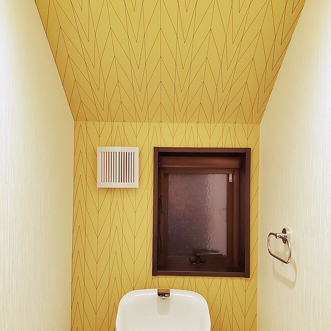 バス トイレ アクセントクロス イエロー トイレの壁紙 傾斜天井のインテリア実例 19 10 15 10 15 39 Roomclip ルームクリップ