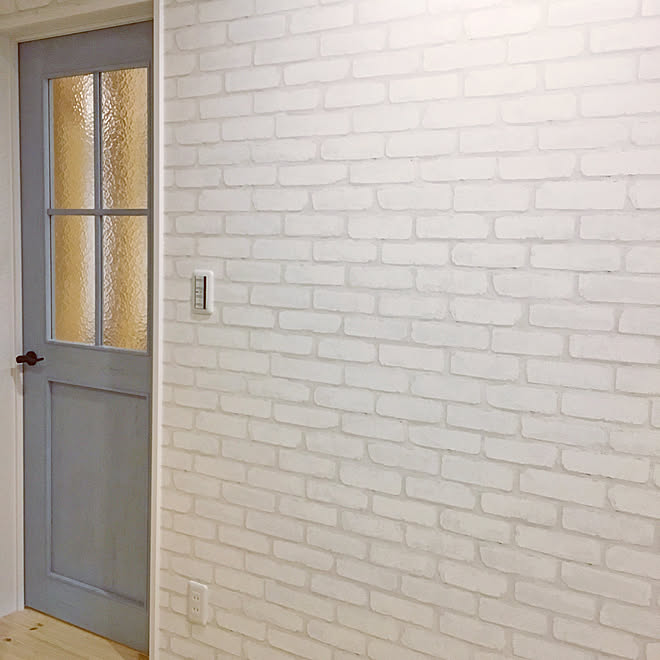 玄関 入り口 レンガ調クロス 壁紙 サンゲツ ブルーペイントドア などのインテリア実例 17 09 16 12 58 10 Roomclip ルームクリップ