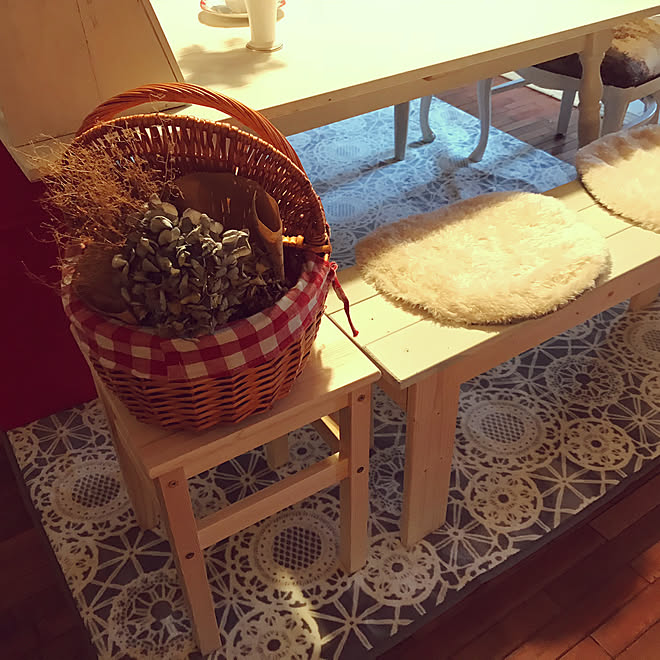 Ikeaのスツールを花台に ベンチ椅子diy ダイニングテーブルリメイク フライングタイガーのピクニックバスケット イイねコメント感謝です などのインテリア実例 19 04 21 15 51 50 Roomclip ルームクリップ